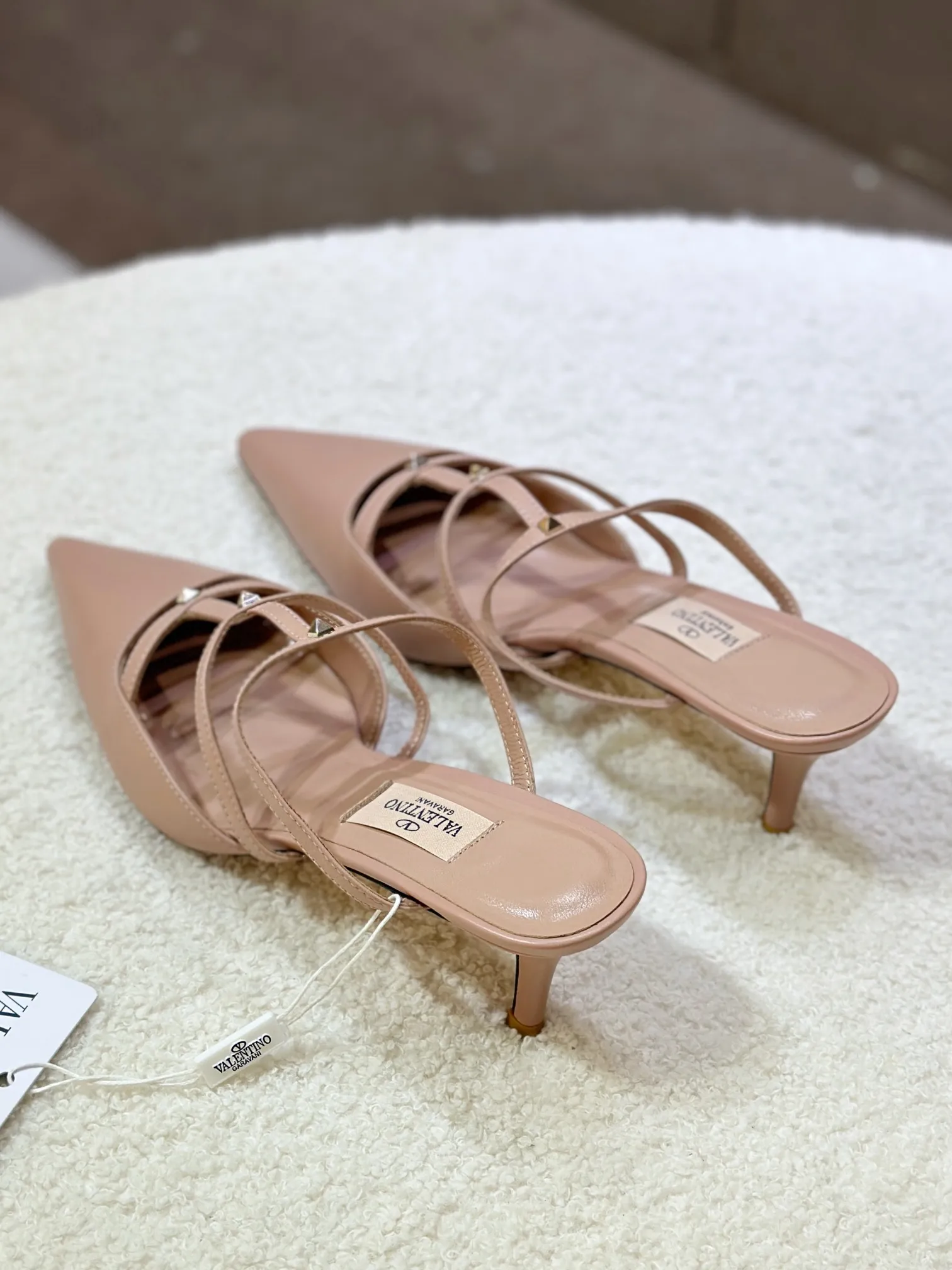 👟👟Ex-factory price 540👟👟 🛒 VALENTINO 2024 latest ROCKSTUD rivet decorated three-strap back hollow sandals🔥🔥🔥 🕳️🕳️🕳️ ●━━━━━━─────────✔Exclusive original 1-1 development, no product without original version (made entirely of genuine leather🉑️Shop around) 〰 ɪɴѓᴏʀᴍᴀᴛɪᴏɴ 〰 Buckle: Pyramid rivet 0.5X0.5 hardware Material: calfskin + pyramid rivets Lining: full-grain sheepskin Outsole: Italian through-dyed cowhide Midsole: Italian original craft material Process: computer stitching, machine shaping Heel height: 6.0cm Color: black, off-white, apricot powder Ready stock code: 35 36 37 38 39 Ready stock Customized code: 34 40 41 No return or exchange